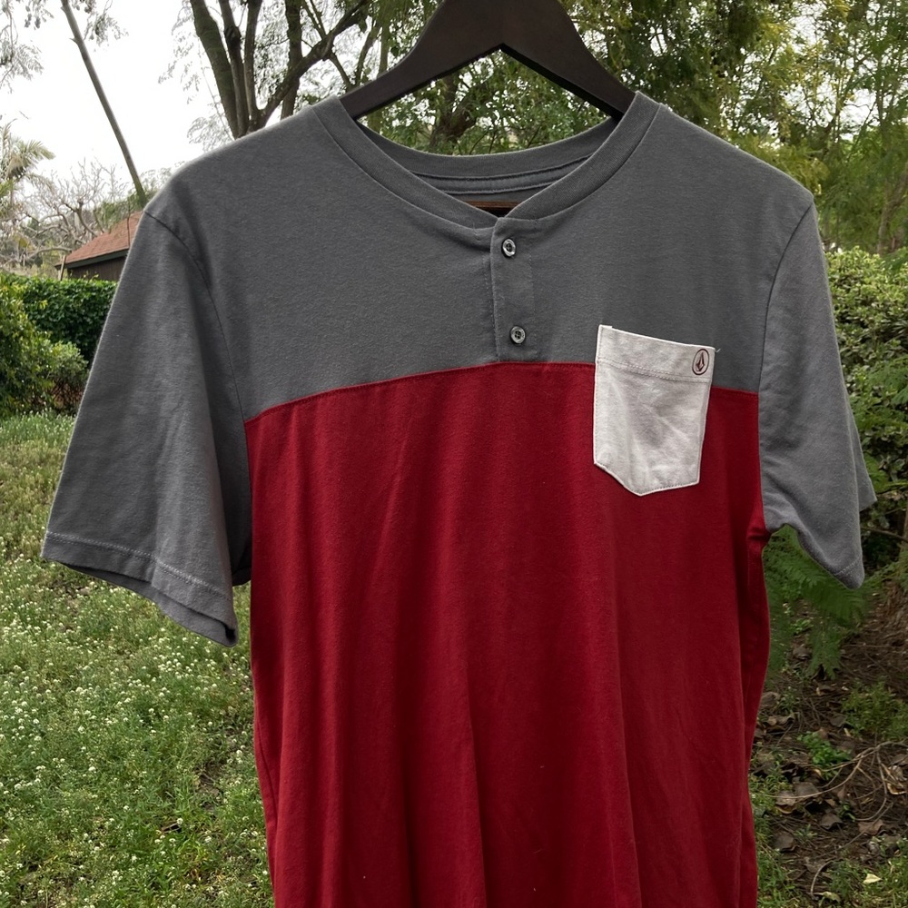 Men’s Volcom Button T-shirt (MEDIUM)